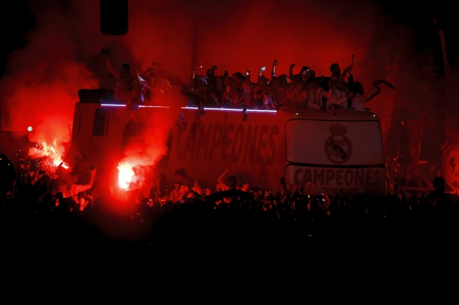 Real Madrid şampiyonluğunu taraftarıyla kutladı